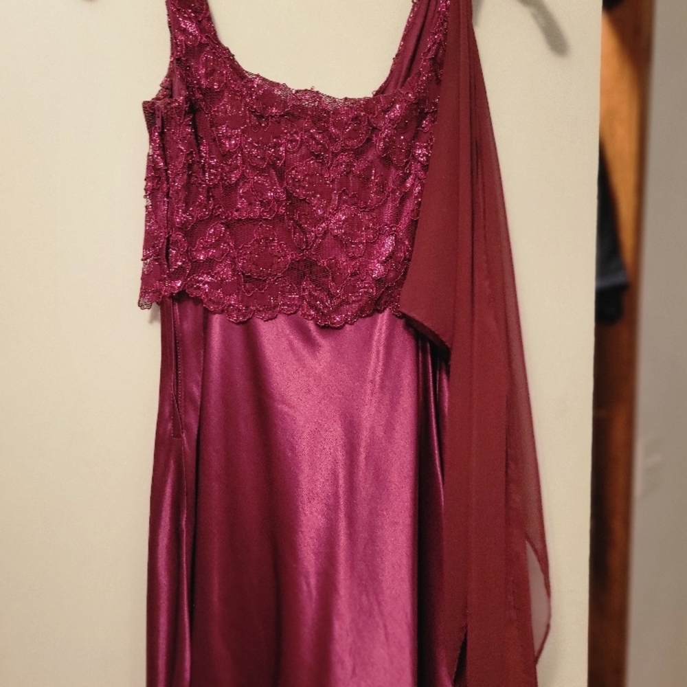 Elegant Burgundy Lace Evening Gown